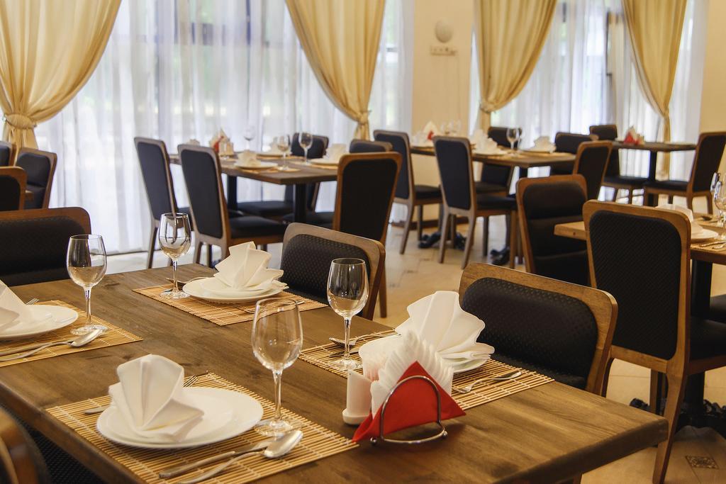 Promenade Park Hotel Shymkent Esterno foto