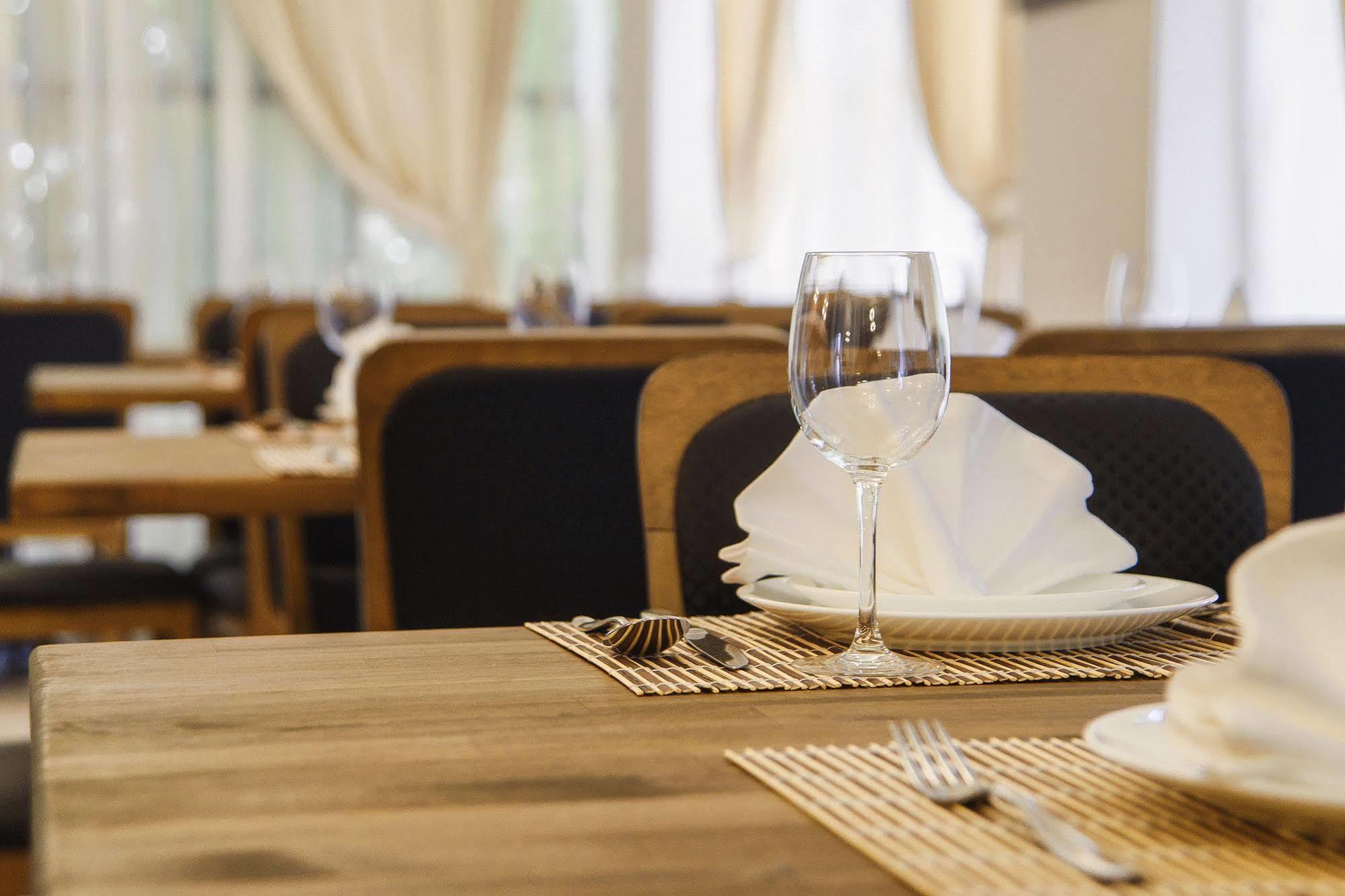 Promenade Park Hotel Shymkent Esterno foto