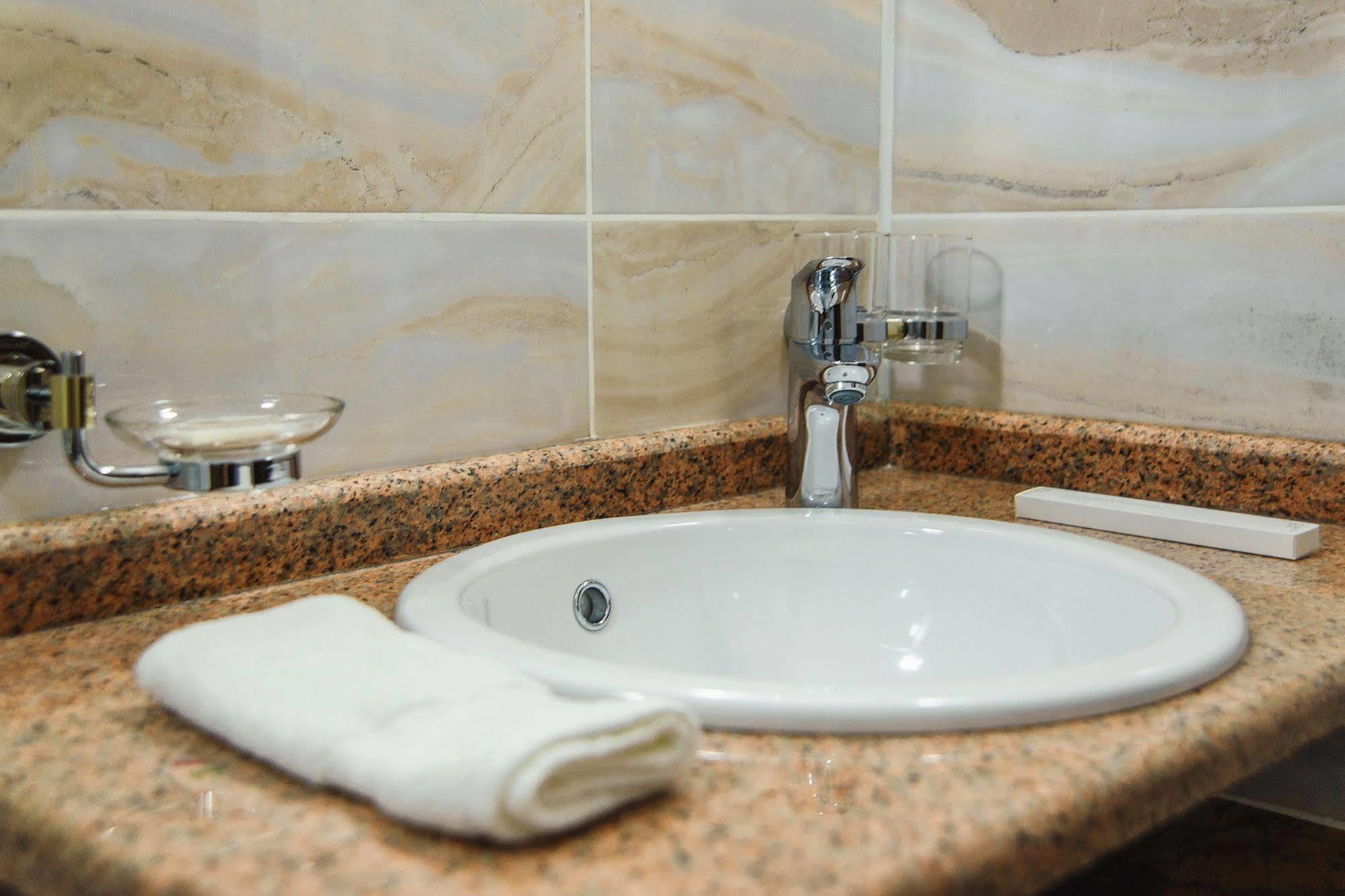 Promenade Park Hotel Shymkent Esterno foto