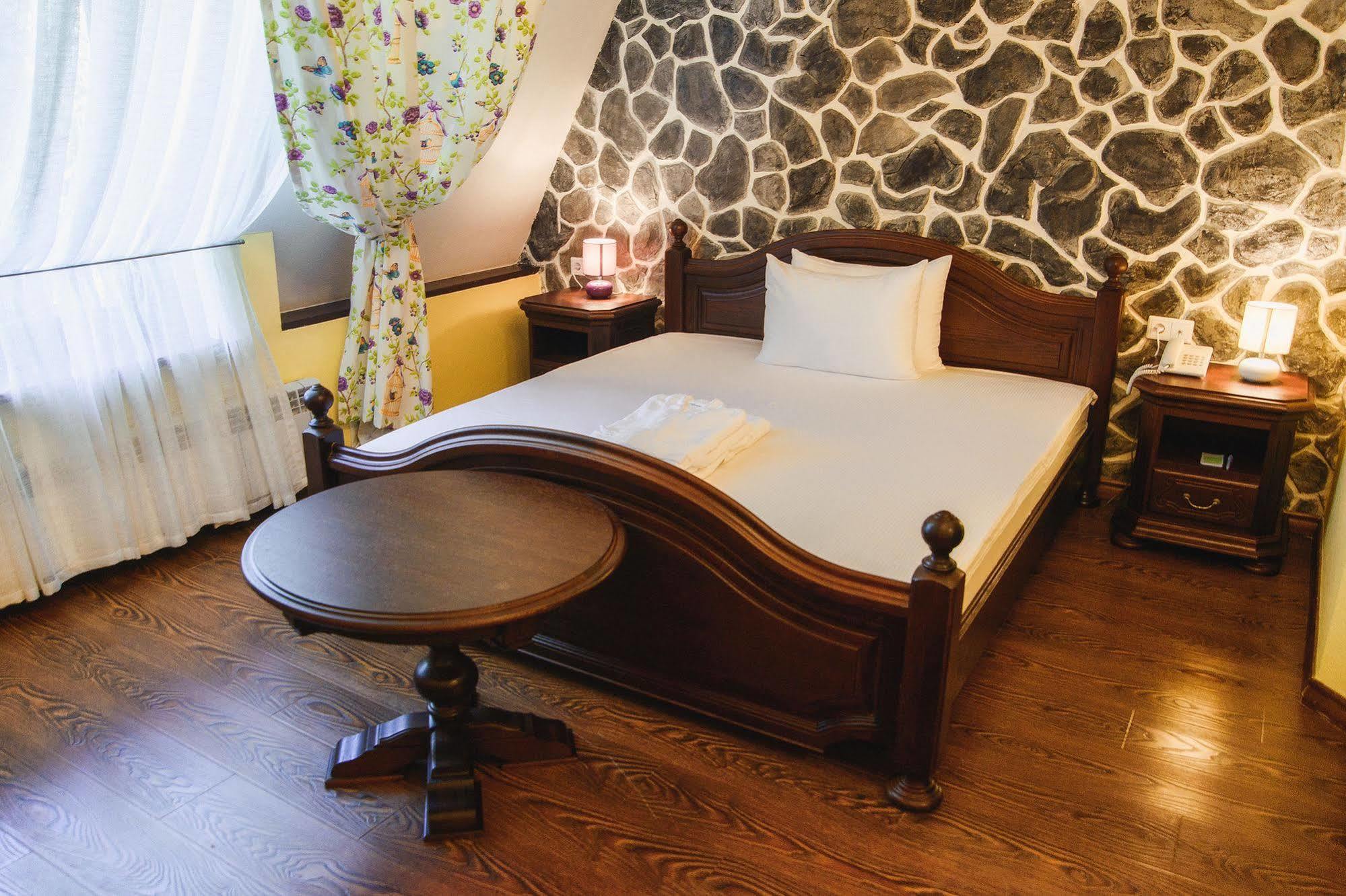 Promenade Park Hotel Shymkent Esterno foto